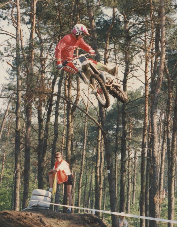 Hollanti Halle GP 125 1990 Mike Healey kovaa ja korkealla